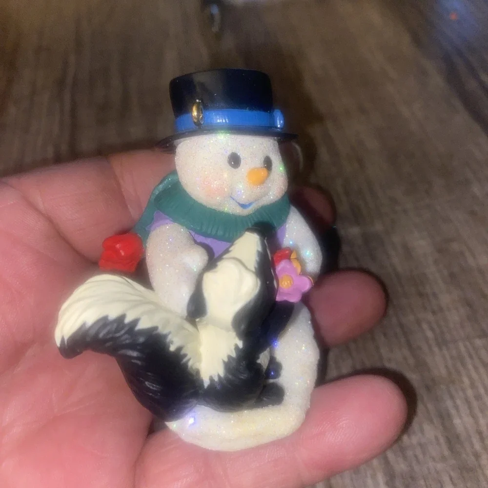 Hallmark 2006 Snow Buddies Series #9 Christmas Keepsake Ornament Snowman Skunk‎